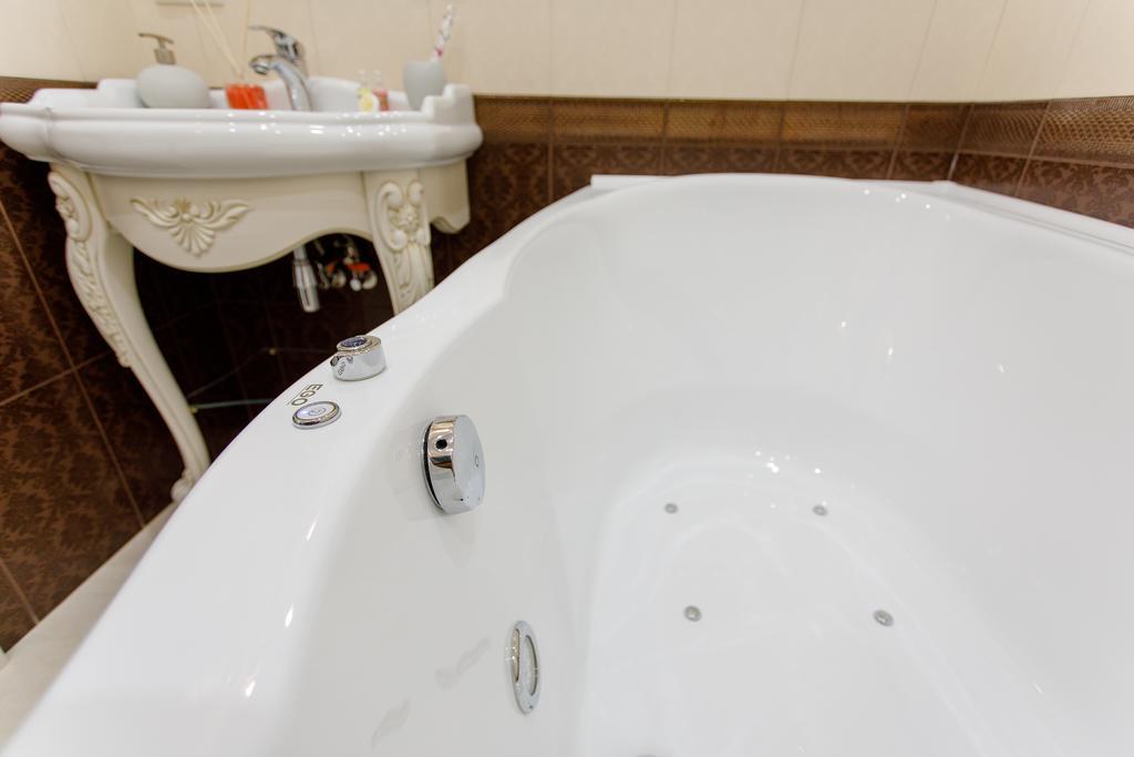 סומי Royal Suite Apartment With Jacuzzi מראה חיצוני תמונה